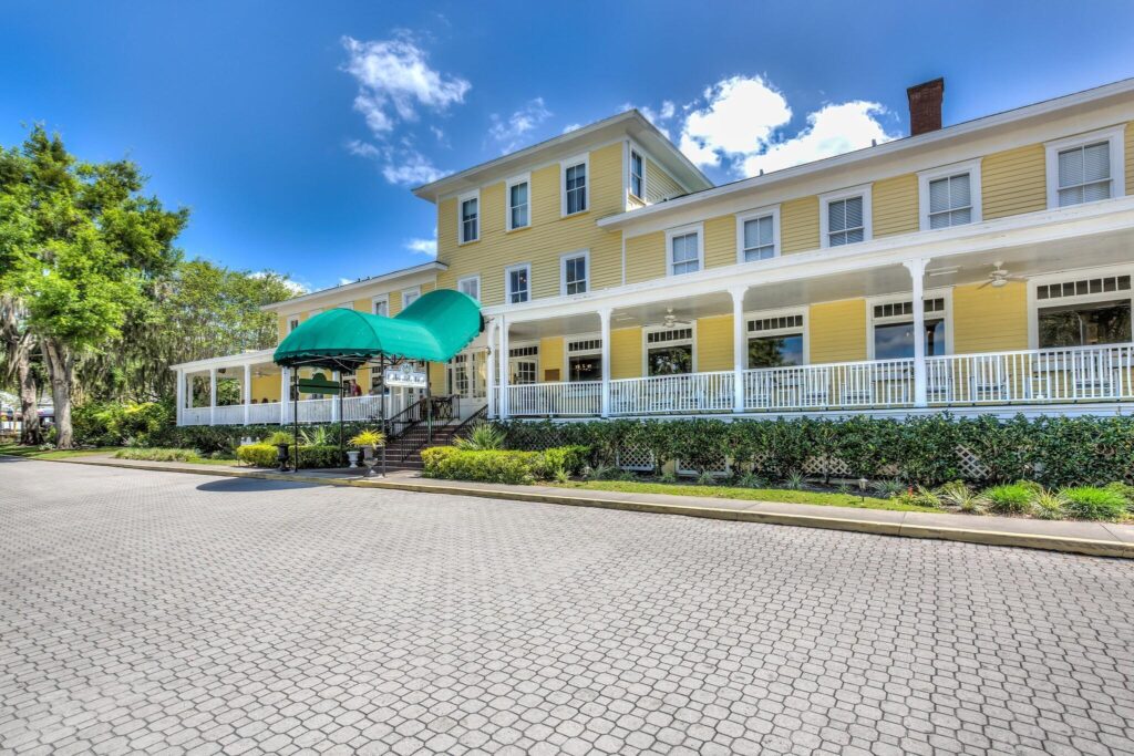 Lakeside Inn