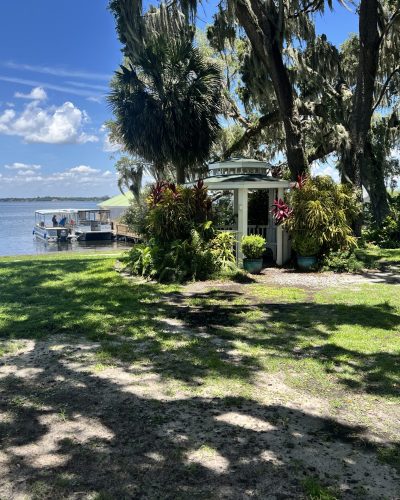 Lakeside Inn